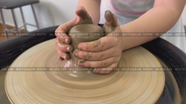 Master class on modeling of clay on a potter's wheel In the pottery workshop. Стоковое видео, видеограф Ирина Старикова / Фотобанк Лори