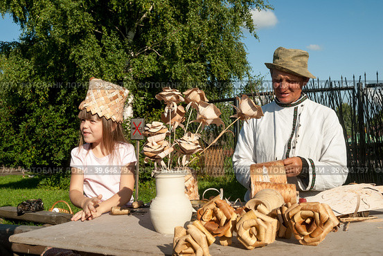 Master of wooden products with granddaughter (2009 год). Редакционное фото, фотограф Сергей Буторин / Фотобанк Лори