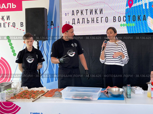 Мастеркласс по приготовлению дальневосточных блюд на Гастрономическом фестивале уличной еды "От Арктики до Дальнего Востока". Россия, город Владивосток (2022 год). Редакционное фото, фотограф Овчинникова Ирина / Фотобанк Лори