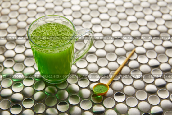 Matcha green tea from Japan on modern stainless steel background. Стоковое фото, агентство Ingram Publishing / Фотобанк Лори