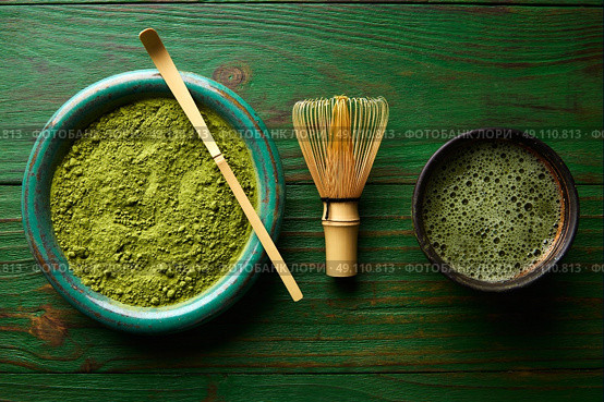 Matcha tea powder bamboo whisk chasen and spoon for japanese ceremony. Стоковое фото, агентство Ingram Publishing / Фотобанк Лори