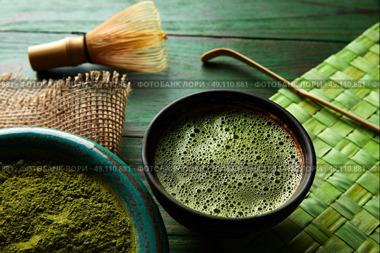 Matcha tea powder bamboo whisk chasen and spoon for japanese ceremony. Стоковое фото, агентство Ingram Publishing / Фотобанк Лори