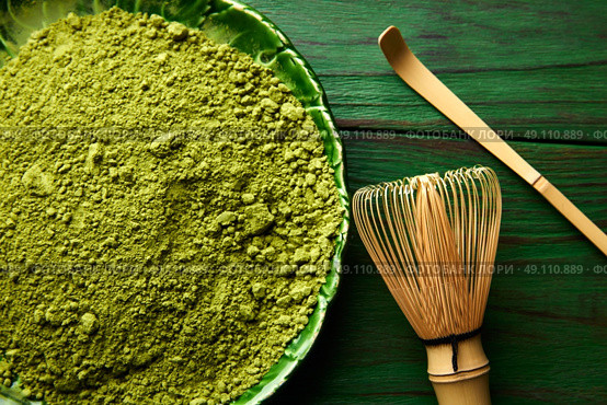 Matcha tea powder bamboo whisk chasen and spoon for japanese ceremony. Стоковое фото, агентство Ingram Publishing / Фотобанк Лори
