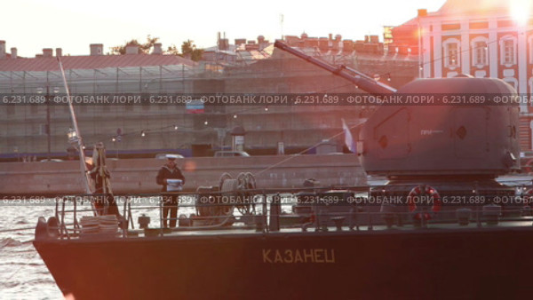 Матрос на крейсере сворачивает флаг ВМФ. Вечерний закат на Неве, Санкт-Петербург (2014 год). Редакционное видео, видеограф Кекяляйнен Андрей / Фотобанк Лори