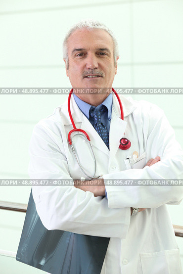 mature physician with folded arms. Стоковое фото, агентство Ingram Publishing / Фотобанк Лори