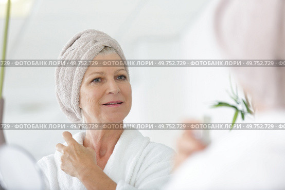 mature well groomed woman with bottle of perfumes. Стоковое фото, агентство Ingram Publishing / Фотобанк Лори