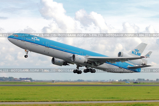 McDonnell Douglas Md-11 авиакомпании KLM на взлёте (2013 год). Редакционное фото, фотограф Александр Тарасенков / Фотобанк Лори