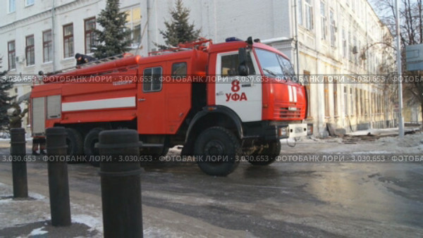 МЧС России, пожарные. Пожарные автомобили на улице, зима. (2011 год). Редакционное видео, видеограф Mikhail Erguine / Фотобанк Лори