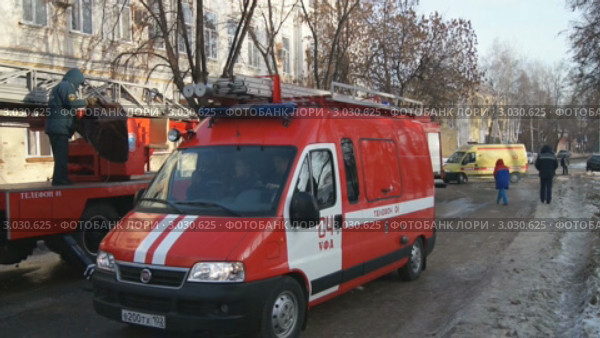 МЧС России, пожарные. Тушение пожара в Уфе. Пожарные автомобили на улице, зима. (2011 год). Редакционное видео, видеограф Mikhail Erguine / Фотобанк Лори