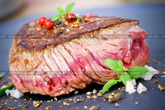 meat beef medium grilled barbecue. Стоковое фото, фотограф Thomas Francois / Smarterpix / Фотобанк Лори