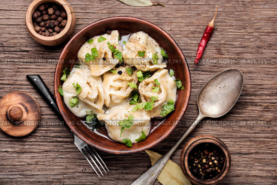 Meat dumplings pelmeni on wooden rustic background.Ukrainian pelmeni. Dumplings with meat. Стоковое фото, агентство Ingram Publishing / Фотобанк Лори