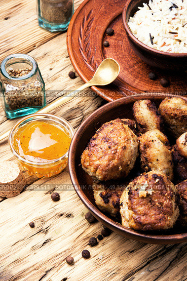 meat homemade cutlets. Homemade cutlets in clay ware on plate.Ukrainian home food. Стоковое фото, агентство Ingram Publishing / Фотобанк Лори