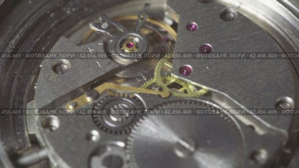 Mechanism of the old wristwatch. Movement of the clockwork pendulum. Macro shot. Стоковое видео, видеограф EStarodubov / Фотобанк Лори