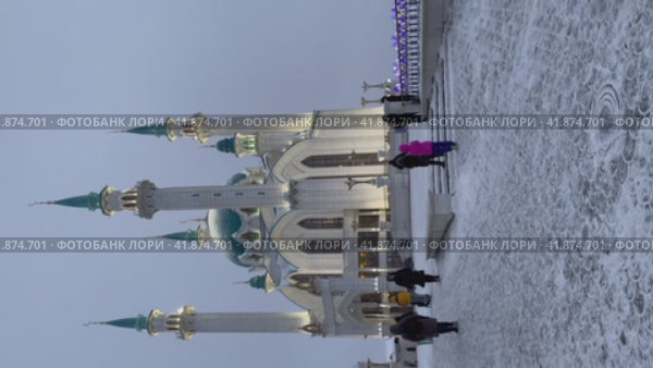 Мечеть «Кул-Шариф», город Казань, Россия. Человек невежливо встает перед камерой (2023 год). Редакционное видео, видеограф Щеголева Ольга / Фотобанк Лори
