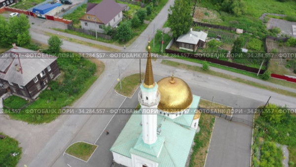 Мечеть в городе Серове. Вид сверху. Россия (2020 год). Стоковое видео, видеограф Евгений Ткачёв / Фотобанк Лори