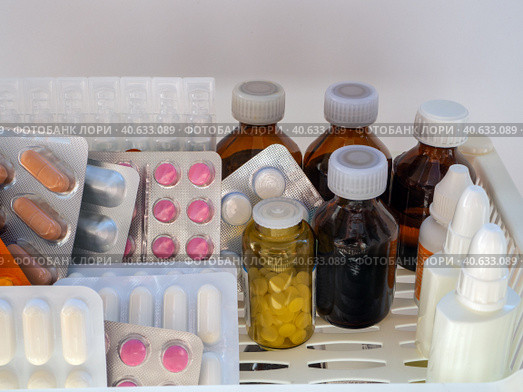 Medical background with medicines for pharmacies, hospitals, clinics. On the left are tablets in blisters, on the right are. Стоковое фото, фотограф Бузмакова Светлана / Фотобанк Лори