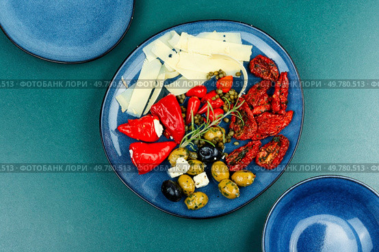Mediterranean snack assortment. Assortment of antipasti on a plate. Flat lay. A set of food. Стоковое фото, агентство Ingram Publishing / Фотобанк Лори