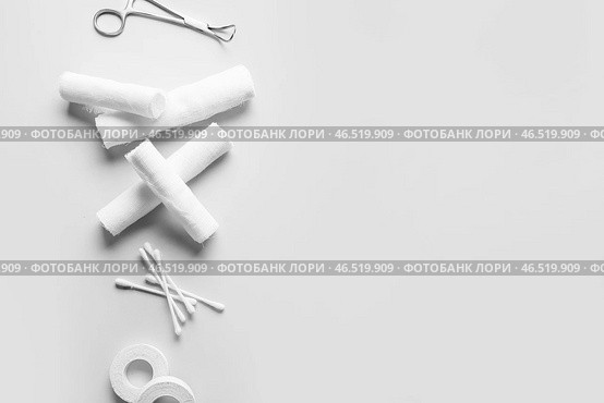 Медицинский пластырь, ватные палочки, бинты и хирургический инструмент на светлом фоне. Стоковое фото, фотограф Pixel_shot / Фотобанк Лори