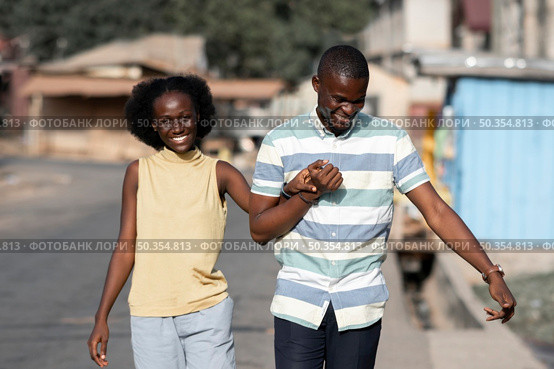 medium shot african couple holding hands. Стоковое фото, агентство Ingram Publishing / Фотобанк Лори