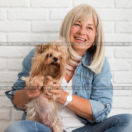 medium shot happy woman holding dog. Стоковое фото, агентство Ingram Publishing / Фотобанк Лори