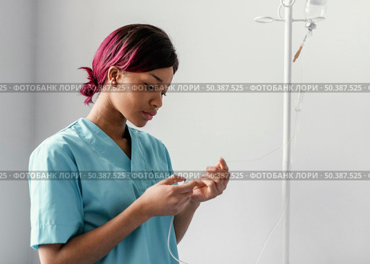 medium shot woman adjusting perfusion. Стоковое фото, агентство Ingram Publishing / Фотобанк Лори
