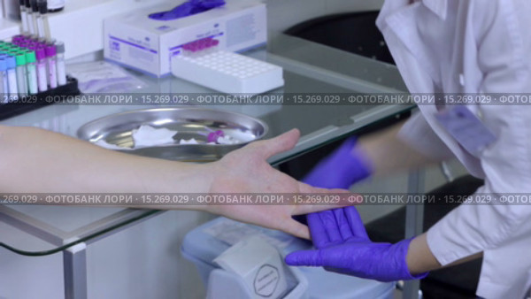 Медсестра дезинфицирует палец больного перед забором крови. Стоковое видео, видеограф Илья Насакин / Фотобанк Лори
