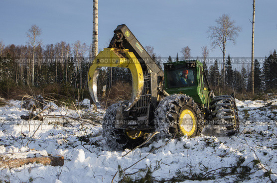 Механизированная вырубка леса. Трелевочный трактор John Deere 748H в работе. Mechanized felling clearing. John Deere 748H skidder at work. Стоковое фото, фотограф Евгений Романов / Фотобанк Лори
