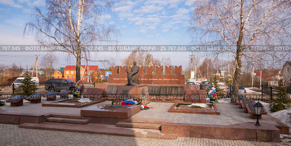 Мемориал воинам пятой армии у Троицкой церкви в сельском поселении Ершовское Одинцовского муниципального района Московской области (2017 год). Редакционное фото, фотограф Владимир Чинин / Фотобанк Лори