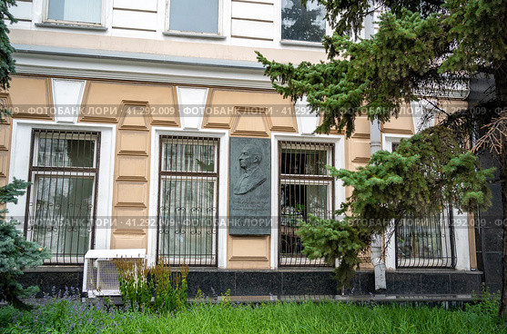 Мемориальная доска на Страстном бульваре в Москве, где с 1905 по 1917 годы жил Сергей Рахманинов (2023 год). Редакционное фото, фотограф Владимир Макеев / Фотобанк Лори
