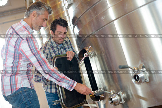 men are cleaning a vat. Стоковое фото, агентство Ingram Publishing / Фотобанк Лори
