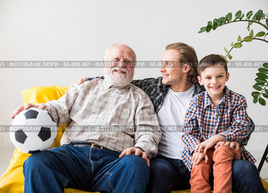 men different generations sitting couch. Стоковое фото, агентство Ingram Publishing / Фотобанк Лори