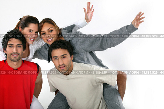Men giving piggy-back rides. Стоковое фото, агентство Ingram Publishing / Фотобанк Лори