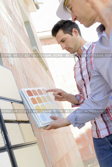 men looking at tiles. Стоковое фото, агентство Ingram Publishing / Фотобанк Лори