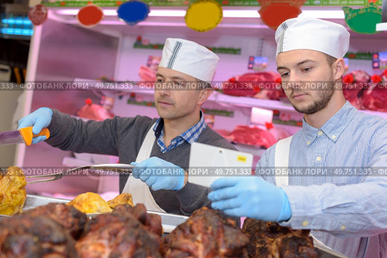 Men serving cooked chickens. Стоковое фото, агентство Ingram Publishing / Фотобанк Лори