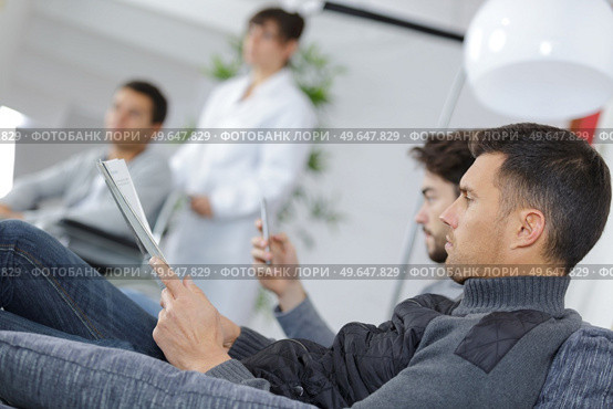 men waiting in the hospital. Стоковое фото, агентство Ingram Publishing / Фотобанк Лори