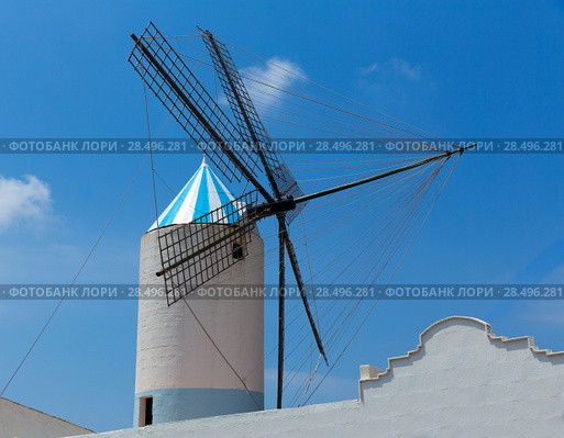 Menorca Sant Lluis San Luis Moli de Dalt windmill in Balearic islands of Spain (2013 год). Стоковое фото, фотограф Tono Balaguer / Ingram Publishing / Фотобанк Лори