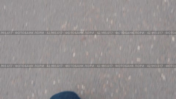 Men's feet in sneakers and blue jeans walk on the asphalt. Стоковое видео, видеограф Ярославский Максим / Фотобанк Лори