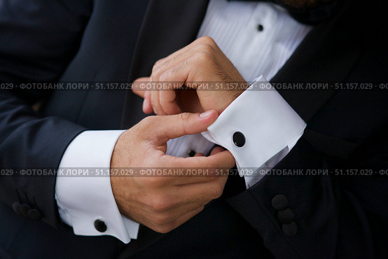 Men's hands correct shirt with cufflinks. Стоковое фото, фотограф Наталия Кирсанова / Фотобанк Лори