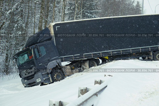 Mercedes-Benz Axor 1836 с полуприцепом вылетел с трассы в  сильный снегопад (2018 год). Редакционное фото, фотограф Виктор Карасев / Фотобанк Лори