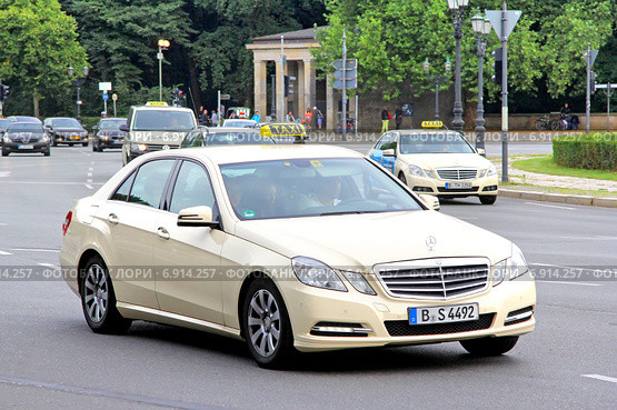 Mercedes-Benz W212 E-class (2014 год). Редакционное фото, фотограф Art Konovalov / Фотобанк Лори