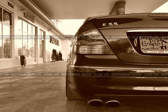 Мерседес. "Mercedes benz"- E55 (2011 год). Редакционное фото, фотограф Гаджи Махмудов / Фотобанк Лори