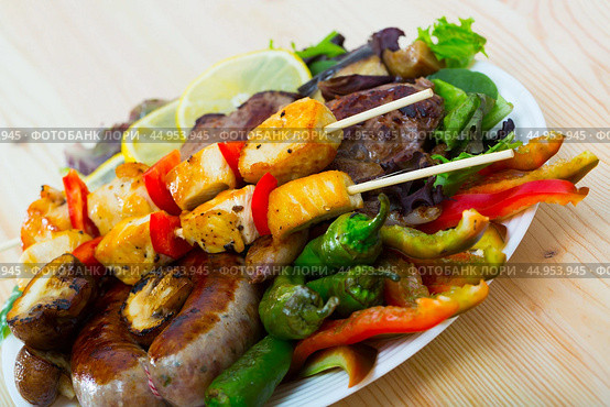 Meshana Scar, dish of bulgarian cuisine with assortiment meat and vegetables. Стоковое фото, фотограф Яков Филимонов / Фотобанк Лори