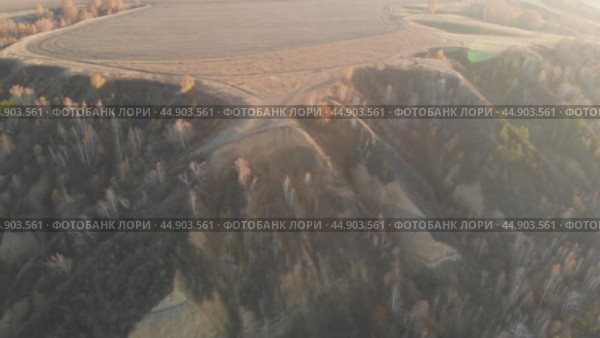 Mesmerizing scenic overlook showcasing a winding river and a vibrant autumn landscape. Стоковое видео, видеограф Jan Jack Russo Media / Фотобанк Лори