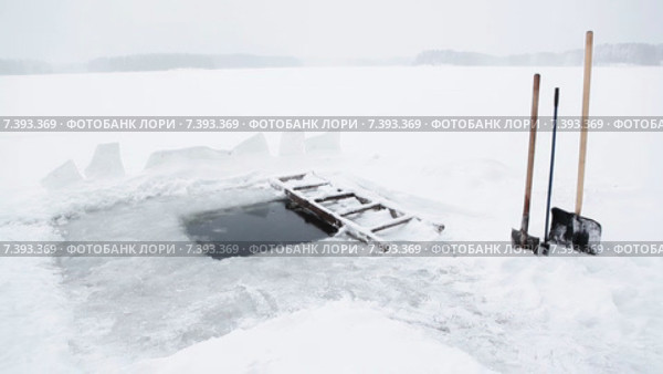 Место для зимнего купания, квадратная прорубь во льду озера, топор, лом и лопата. Стоковое видео, видеограф Кекяляйнен Андрей / Фотобанк Лори