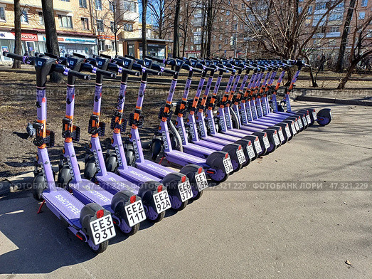 Место парковки электросамокатов. 9-ая Парковая улица. Район Измайлово. Москва. Редакционное фото, фотограф lana1501 / Фотобанк Лори