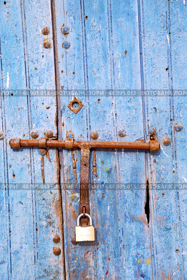 metal nail dirty   stripped paint in the brown   red wood door and rusty  knocker. Стоковое фото, агентство Ingram Publishing / Фотобанк Лори