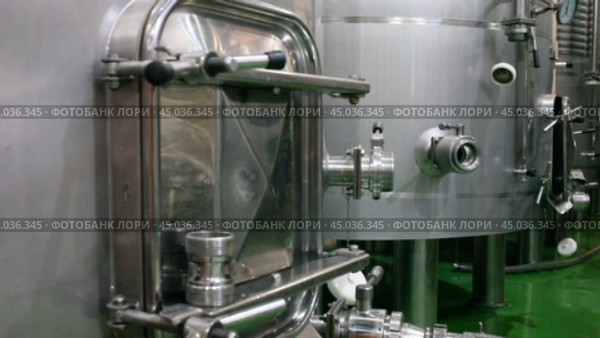 Metallic cisterns for processing and fermentating wine in fabric shop. Стоковое видео, видеограф Яков Филимонов / Фотобанк Лори
