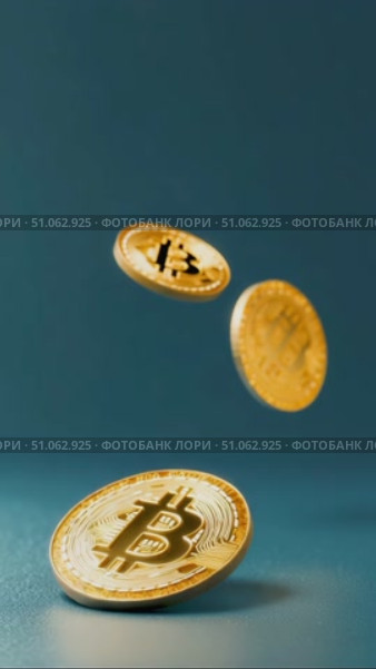 Металлические монеты криптовалюты биткоин сверкая замедленно вниз падают на зеленом фоне. Редакционное AI-видео, аниматор Sergei Gorin / Фотобанк Лори