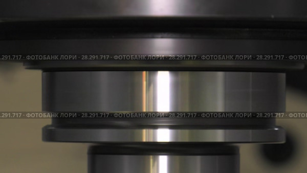 Металлообрабатывающий станок - подвижный портал, процесс сверления. 3 плана. Machining center - movable portal, boring in progress. 3 shots. Стоковое видео, видеограф Евгений Романов / Фотобанк Лори