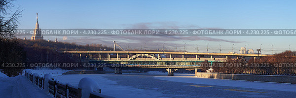 Метромост, освещенный солнцем. Станция "Воробъёвы горы" Стоковое фото, фотограф Юрий Кирсанов / Фотобанк Лори